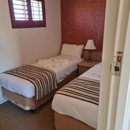 Country Plaza Motel Taree Bagian luar foto