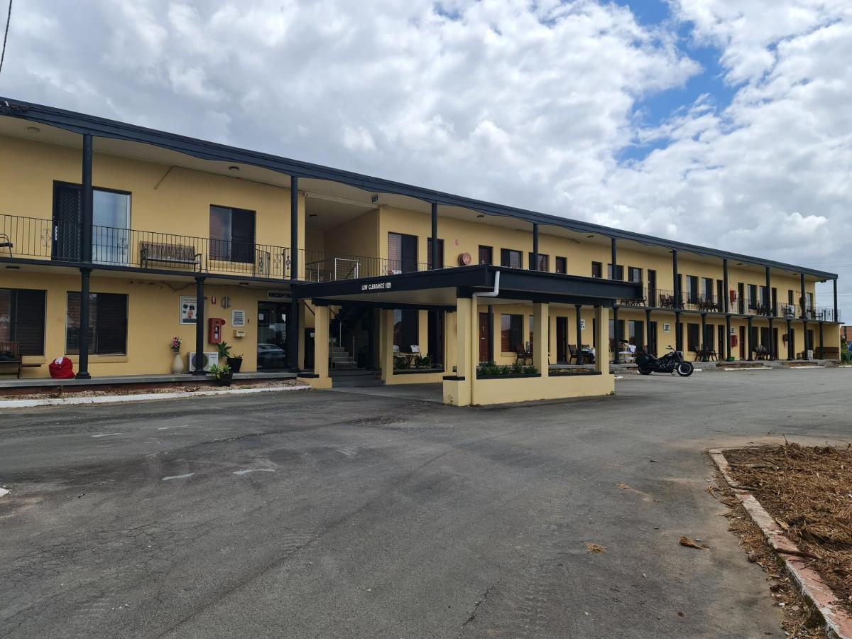 Country Plaza Motel Taree Bagian luar foto