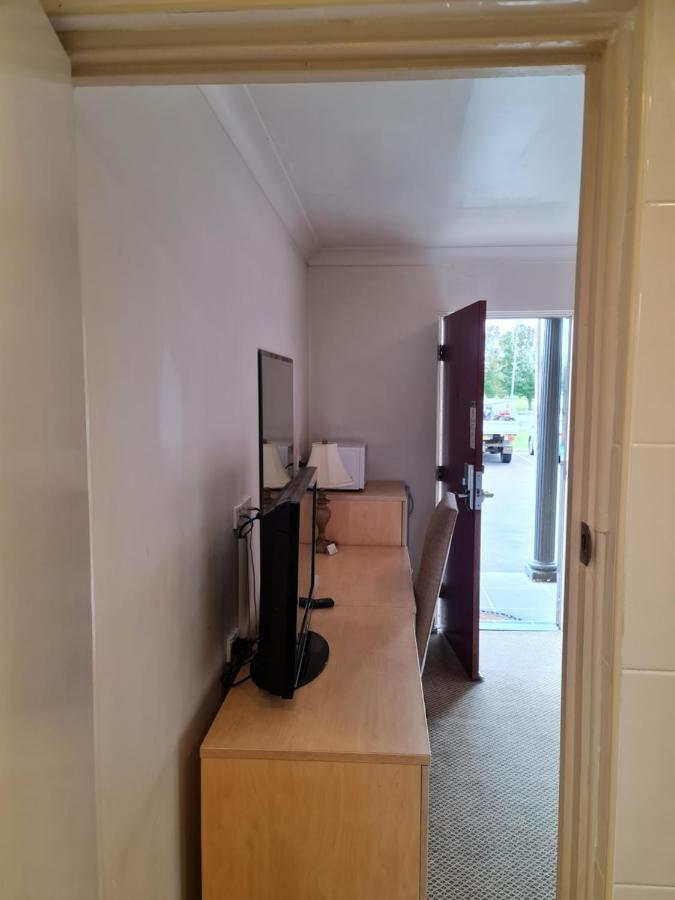 Country Plaza Motel Taree Bagian luar foto