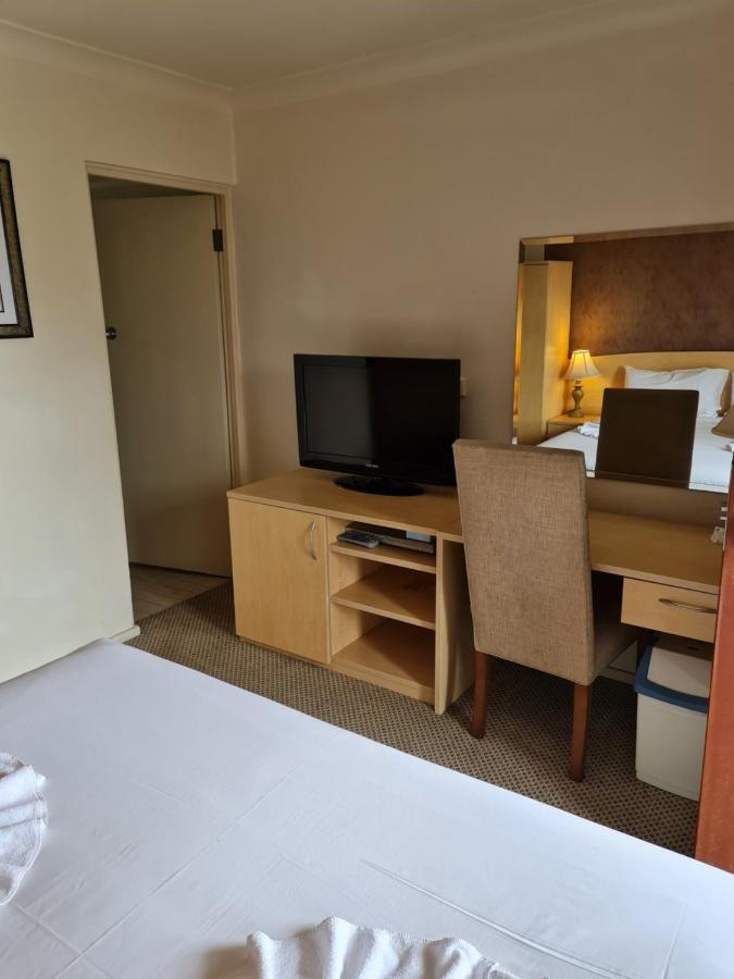 Country Plaza Motel Taree Bagian luar foto