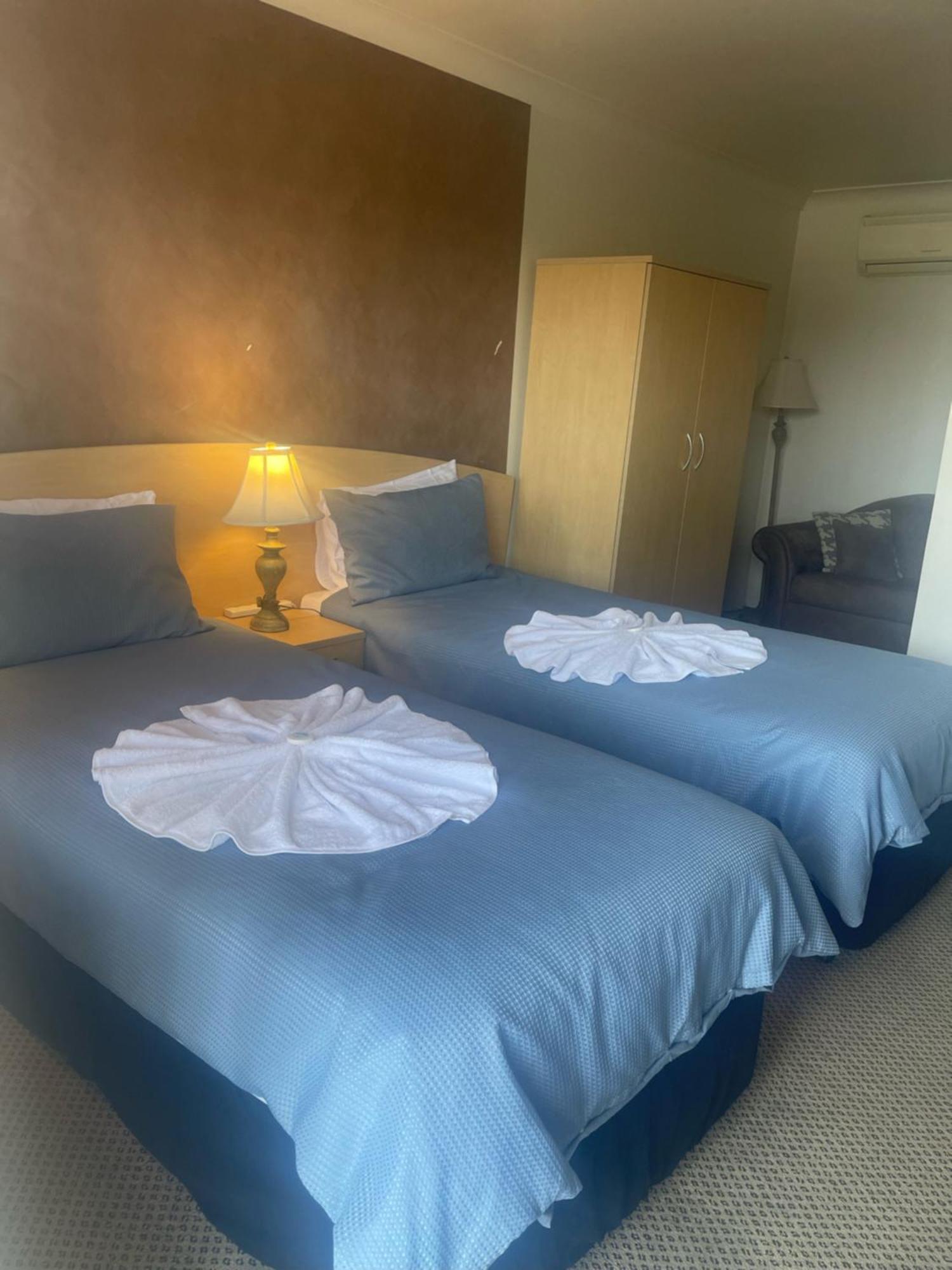 Country Plaza Motel Taree Bagian luar foto