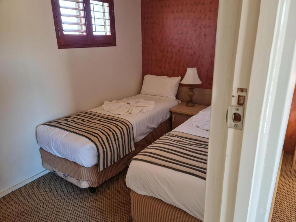 Country Plaza Motel Taree Bagian luar foto