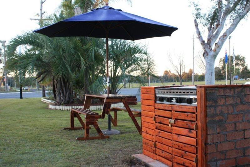 Country Plaza Motel Taree Bagian luar foto