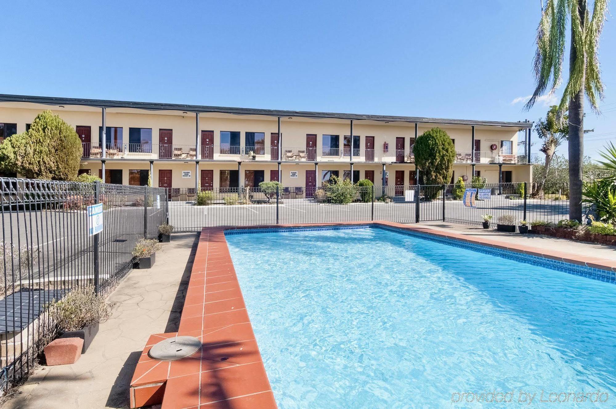 Country Plaza Motel Taree Bagian luar foto